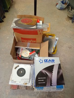 une pile de CD et des CD dans une boîte posée par terre