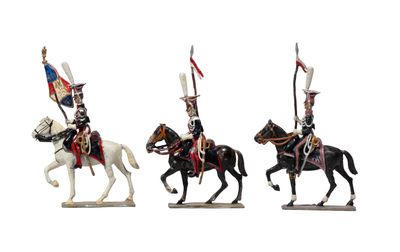 trois figurines représentant des hommes en uniforme à cheval, tenant des drapeaux