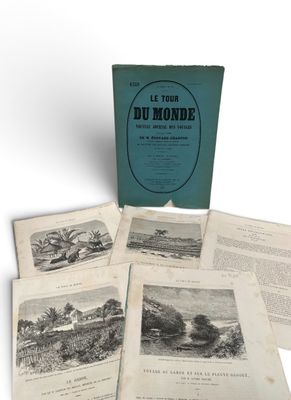 un vieux livre posé sur une table, à côté d'une pile de vieux livres