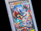 La carte Pokémon se trouve dans un étui en plastique transparent sur fond noir.