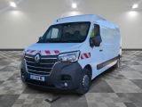 une camionnette blanche à rayures rouges et blanches garée sur un sol à damier
