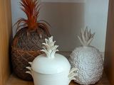 une étagère sur laquelle se trouvent un ananas et une plante en pot