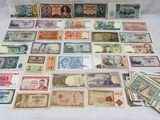 de nombreux billets de banque de différents types disposés sur une table