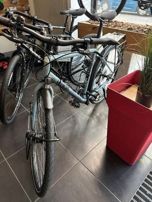 deux vélos garés l'un à côté de l'autre dans une pièce