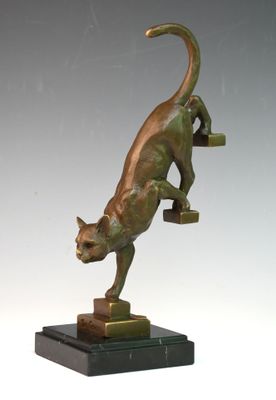 sculpture en bronze représentant un chat posé sur une étagère