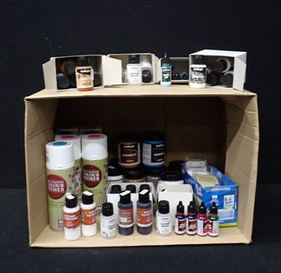 une boîte en carton remplie de différentes sortes de peinture