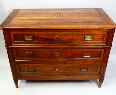 image d'une commode en bois sur fond blanc