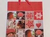 une photo d'un sac cadeau sur lequel figurent un chien et un oiseau