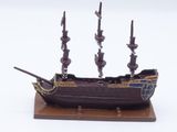 une petite maquette de bateau pirate posée sur un socle