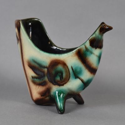 un petit oiseau en céramique posé sur une table