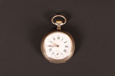 une vieille montre de poche avec des chiffres romains sur fond noir