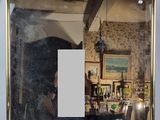 le reflet d'une personne dans un miroir accroché au mur