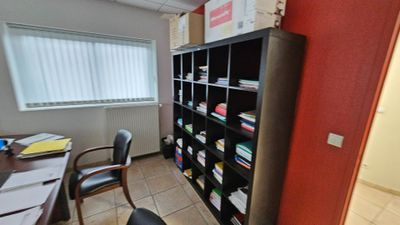 un bureau avec une chaise et une bibliothèque dans un coin