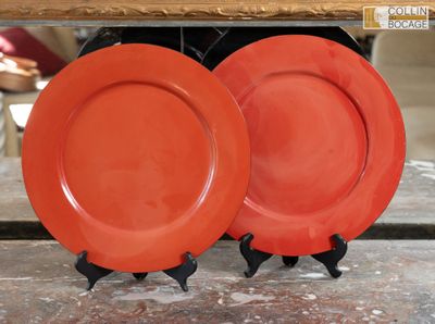 deux assiettes orange posées sur une table en bois