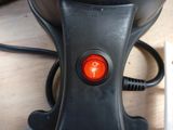 un gros plan d'une lumière rouge sur un objet noir