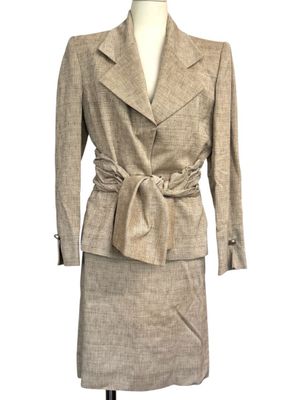 une image d'une robe et d'une veste de femme sur un mannequin