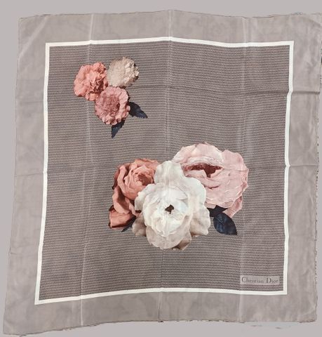 Christian DIOR. Carré de soie fond beige à décor de roses. Yves S