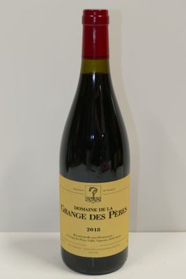 la bouteille de vin est posée sur la table à côté du mur