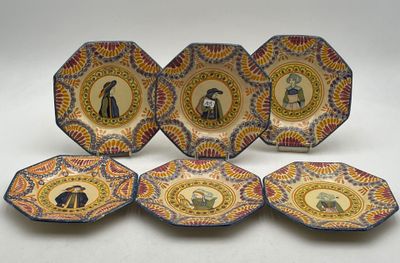 quatre assiettes aux motifs différents, disposées les unes à côté des autres