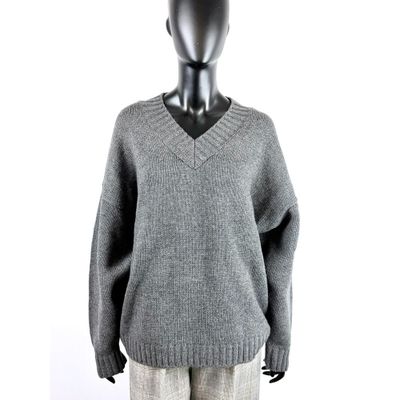 un mannequin vêtu d'un pull et d'un pantalon gris