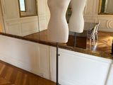 un mannequin assis sur une table dans une pièce