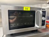 un micro-ondes posé sur une étagère dans une cuisine