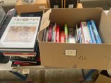 une boîte pleine de livres posée sur une table