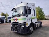 un camion blanc garé dans un parking