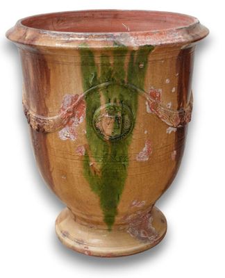 une image représentant un vase sur lequel est peint un visage