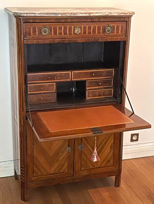 Secrétaire à abattant d'époque Louis XVI en bois de placage.…