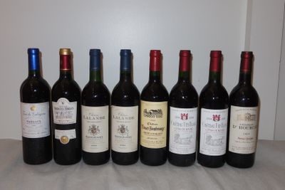 six bouteilles de vin sont alignées sur une table