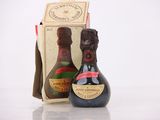 des bouteilles de vin et une boîte de chocolats posées sur une table