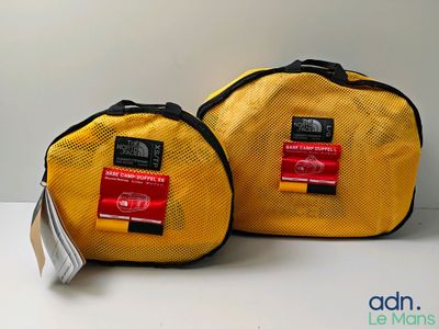 Deux sacs jaunes sont posés sur une table, avec des étiquettes dessus.