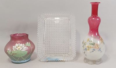trois vases posés l'un à côté de l'autre sur une table