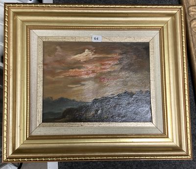 une peinture à l'huile représentant un paysage de montagne avec des nuages, dans un cadre doré