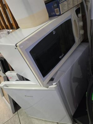 un four à micro-ondes et une machine à laver dans une pièce