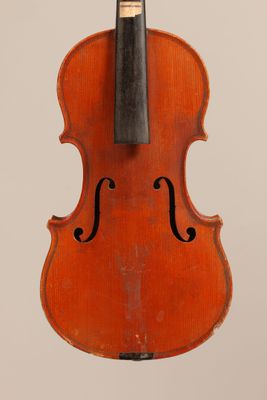 Violon 1/2. Etat : bord inférieur droit abimé, traces d'usag…