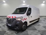 la camionnette blanche est garée sur le sol en damier d'une pièce