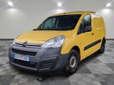 La camionnette jaune est garée dans une pièce dont le sol est en damier.