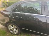 une voiture noire garée sur le bord de la route