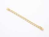 un bracelet en chaîne d'or orné d'un pendentif en forme de cœur
