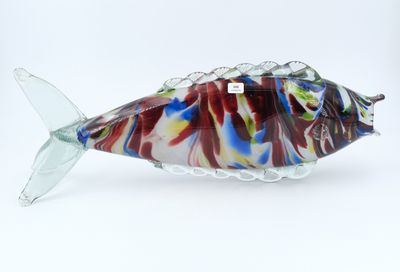 un poisson en verre posé sur une surface blanche