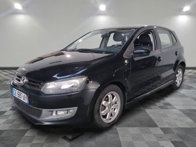 la photo d'une voiture noire garée dans un garage