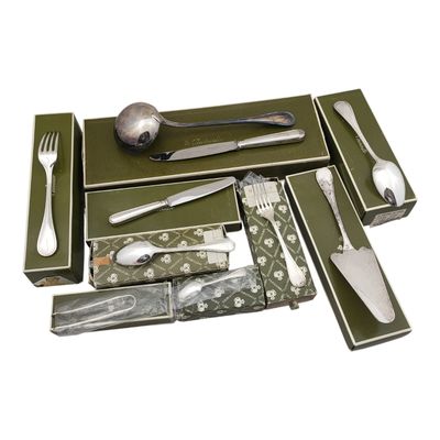 de nombreux types d'argenterie dans une boîte verte