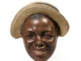 une statue de femme avec un chapeau sur la tête