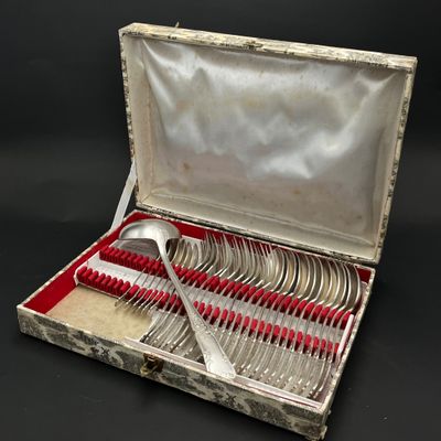 Partie de ménagère en métal blanc, modèle de style rocaille … - Photo 1