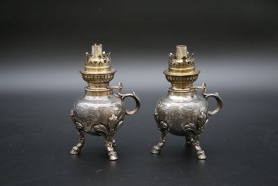 paire de vases anciens en argent sur fond noir, avec un fond noir