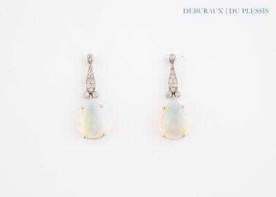 une paire de boucles d'oreilles en oplite et diamants