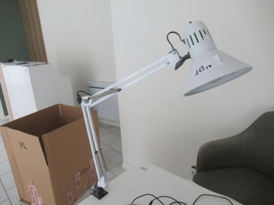 une lampe posée sur une table à côté d'une chaise
