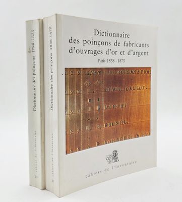 deux livres posés l'un sur l'autre devant un fond blanc